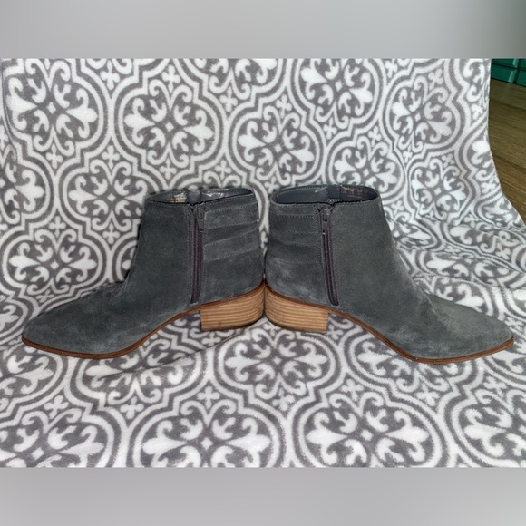Grey suede ankle booties with zipper - Picture 3 of 8